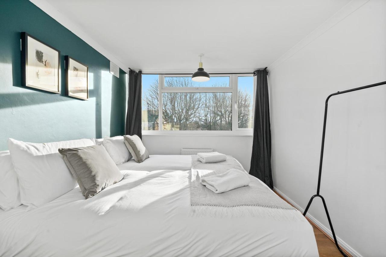 Cosy 3 Bedroom With Free Parking, Garden And Smart Tv With Netflix By Yoko Holiday home Coventry