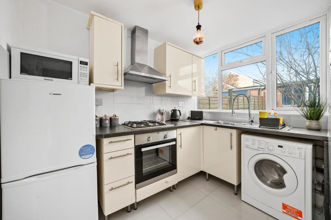Cosy 3 Bedroom With Free Parking, Garden And Smart Tv With Netflix By Yoko Holiday home Coventry