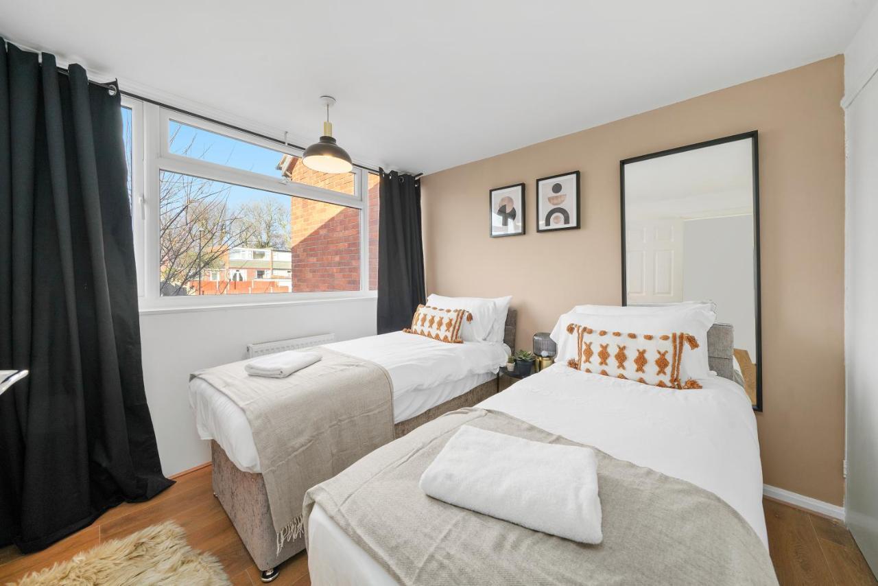 Cosy 3 Bedroom With Free Parking, Garden And Smart Tv With Netflix By Yoko Holiday home Coventry