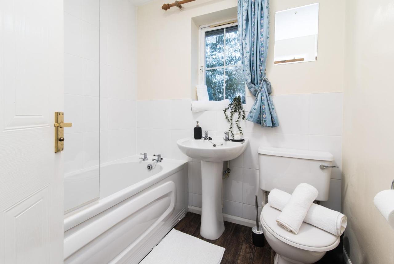 Coventry- Perchfoot 3 Bedroom Contractor And Pet-friendly Spacious House By Sublime *