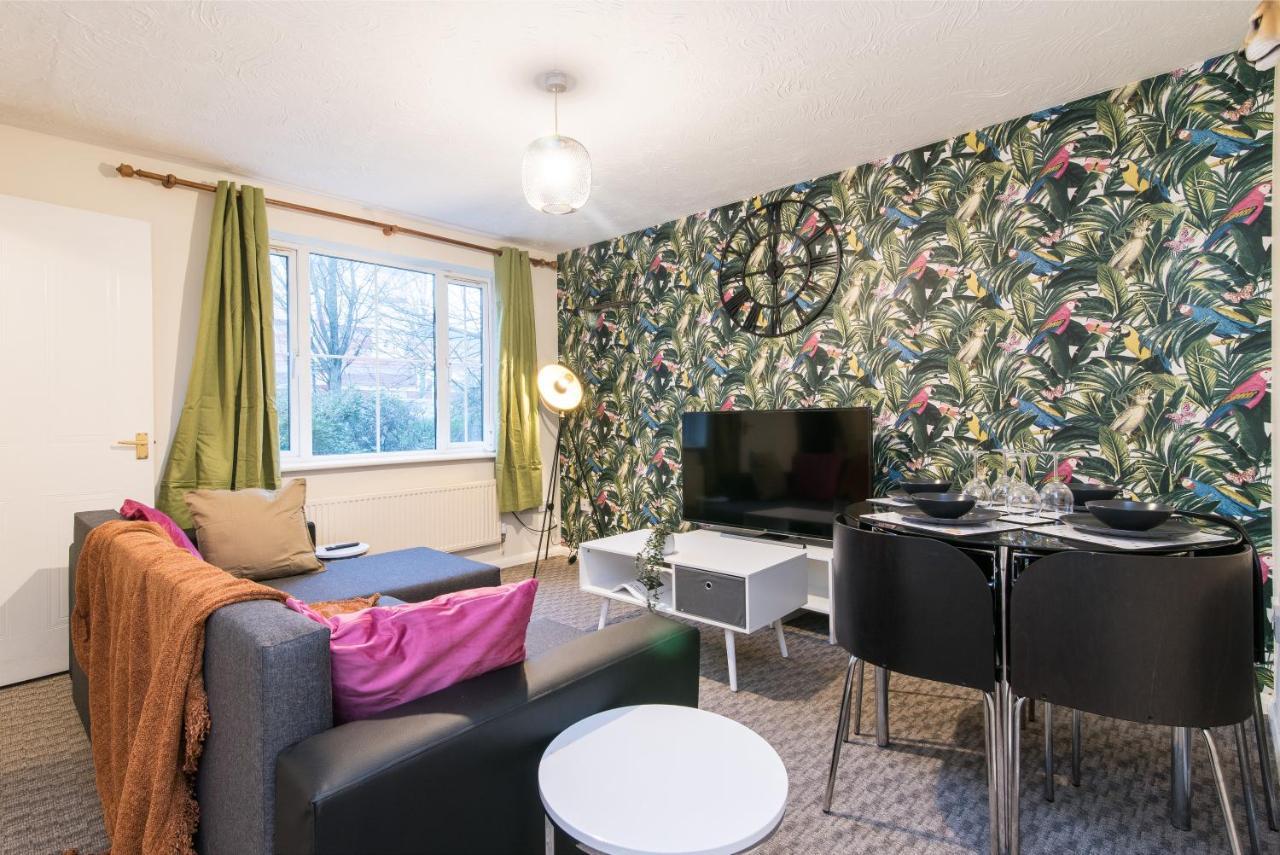 Coventry- Perchfoot 3 Bedroom Contractor And Pet-friendly Spacious House By Sublime Holiday home