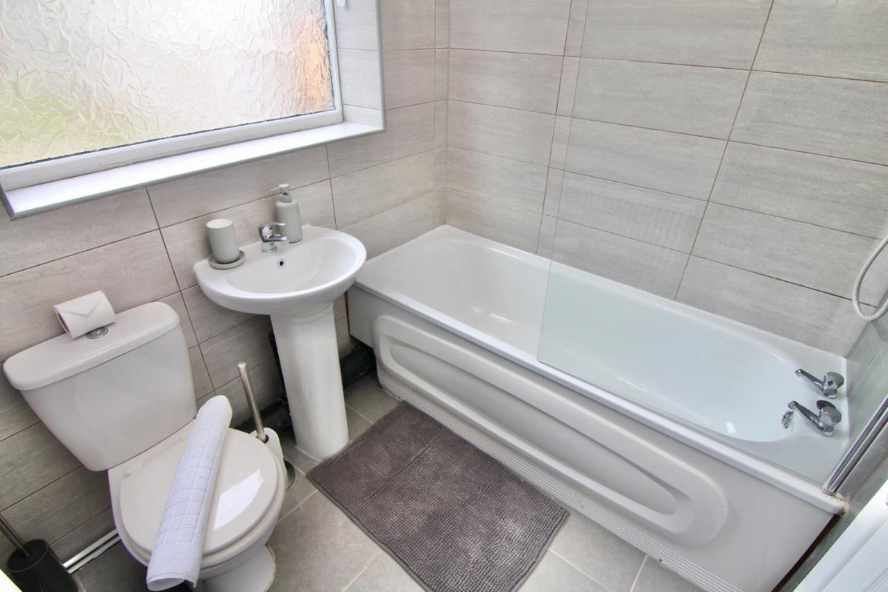 Holiday home Mount House - Tranquil 4-bed Gem, 10 Min Walk To Centre