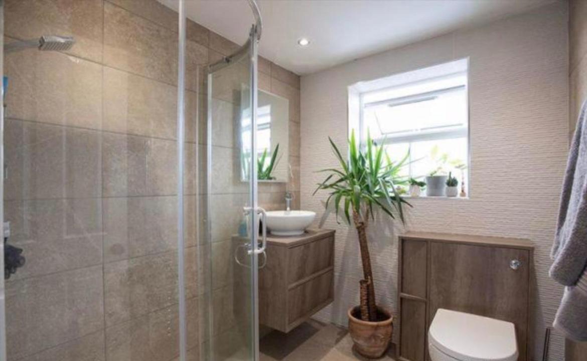 Holiday home Beautiful 5 Bedroom House In Great Location. *