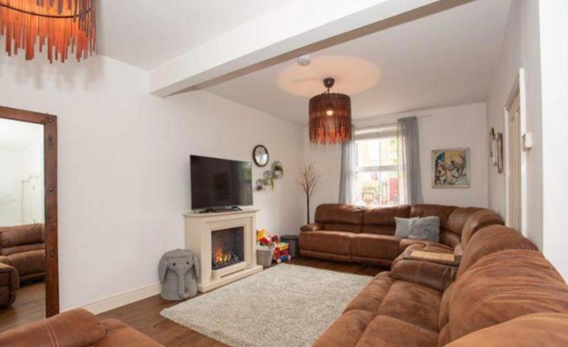 Beautiful 5 Bedroom House In Great Location. Holiday home