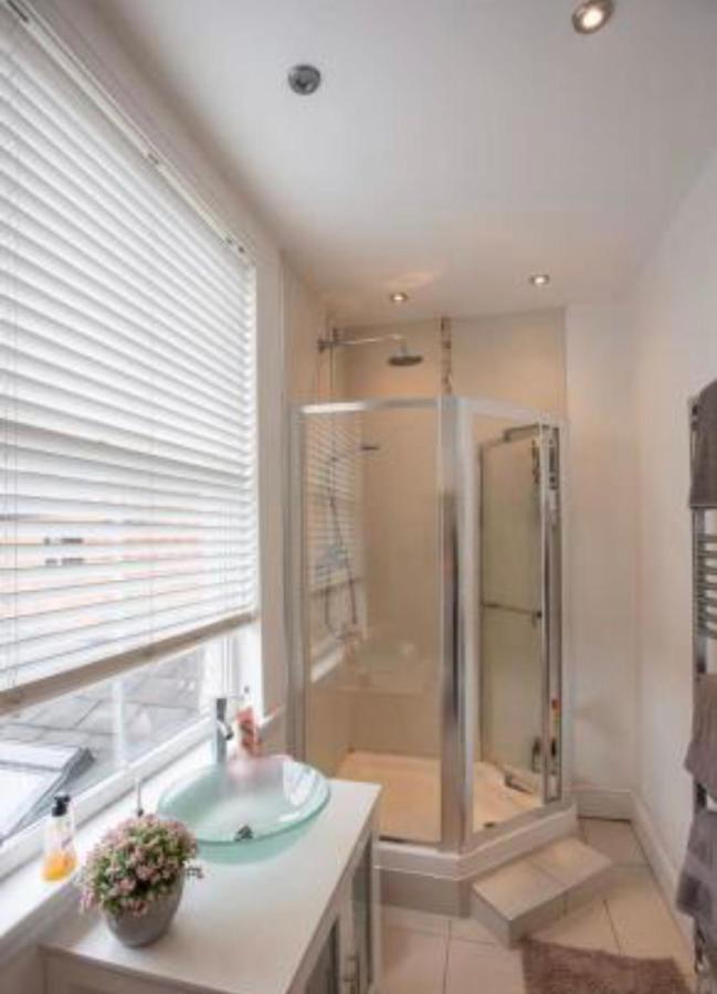 Beautiful 5 Bedroom House In Great Location. Holiday home