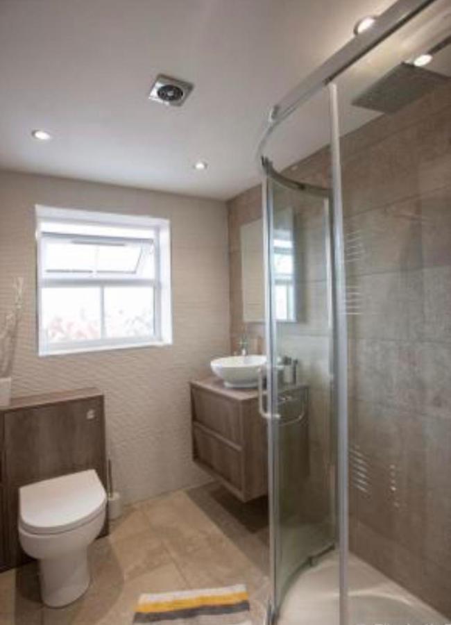 Beautiful 5 Bedroom House In Great Location. Holiday home Coventry