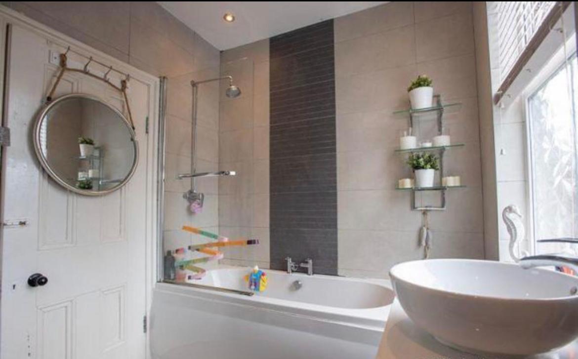 Holiday home Beautiful 5 Bedroom House In Great Location. *