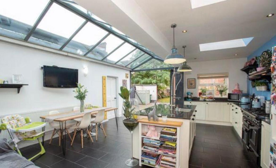 Beautiful 5 Bedroom House In Great Location. Holiday home