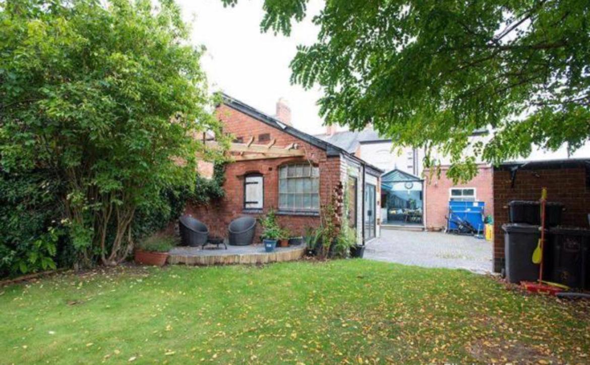 Beautiful 5 Bedroom House In Great Location. Holiday home