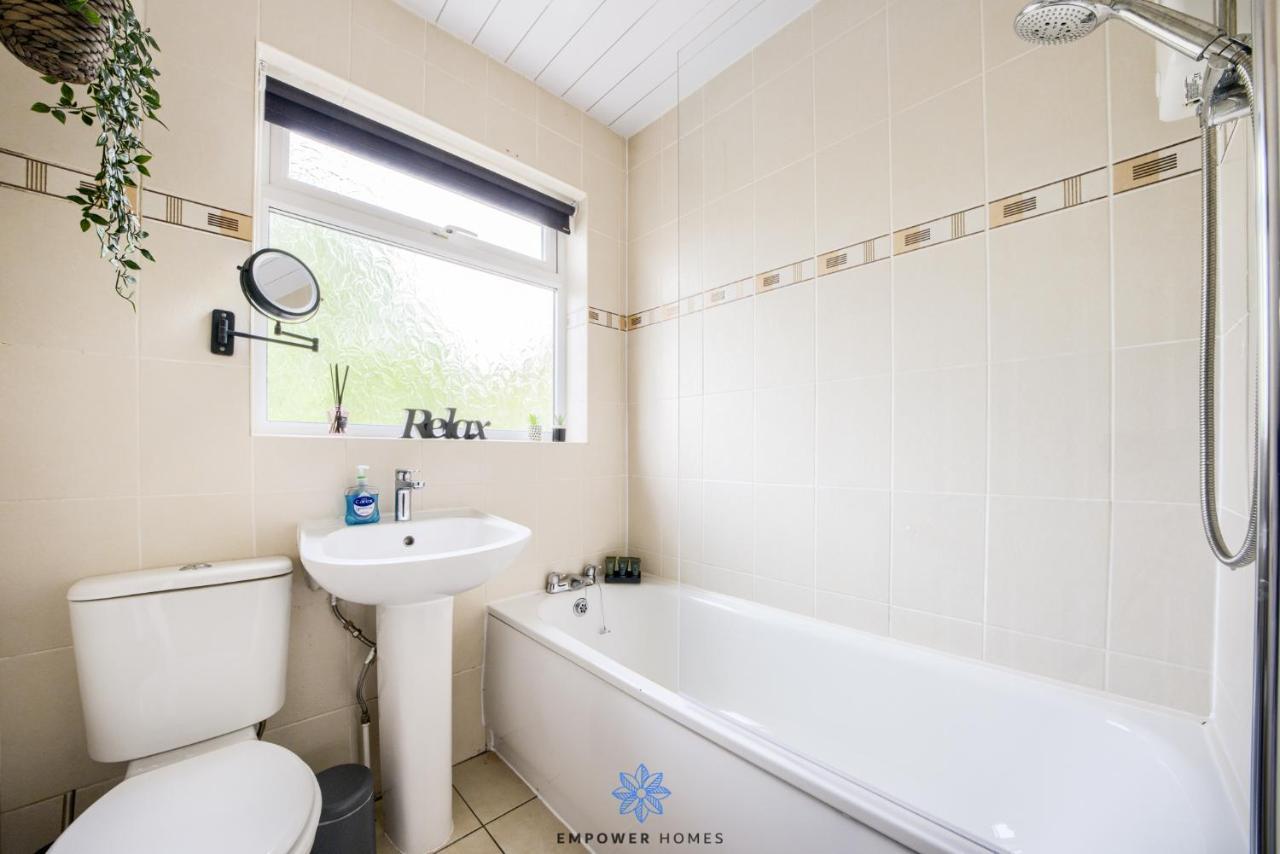 Holiday home Large Stylish 4 Bedroom House, Sleeps 8, Private Parking, By Empower Homes Coventry