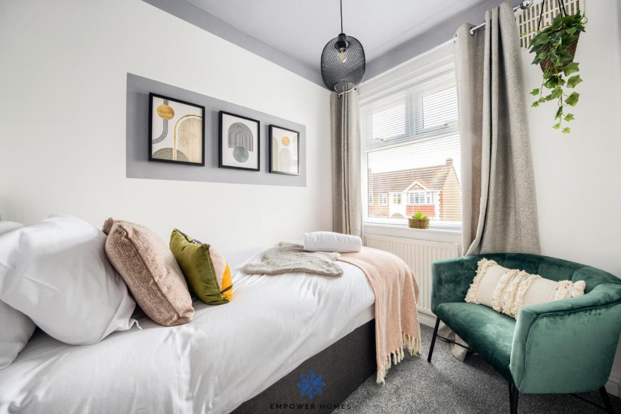 Large Stylish 4 Bedroom House, Sleeps 8, Private Parking, By Empower Homes Holiday home Coventry