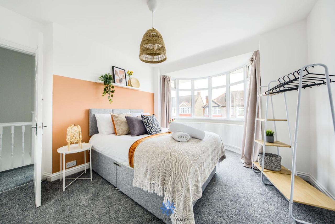 Large Stylish 4 Bedroom House, Sleeps 8, Private Parking, By Empower Homes Coventry