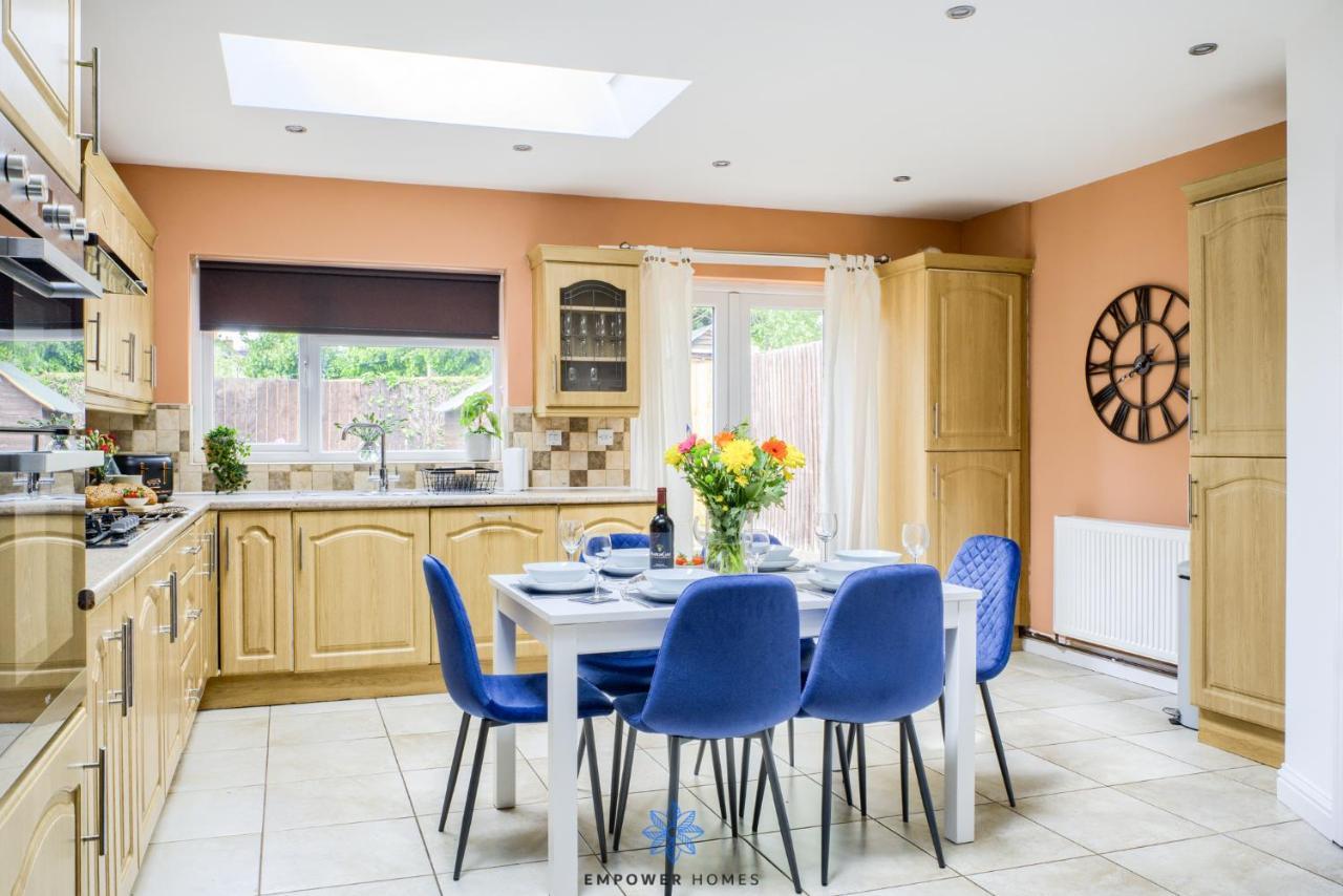 Large Stylish 4 Bedroom House, Sleeps 8, Private Parking, By Empower Homes Holiday home Coventry