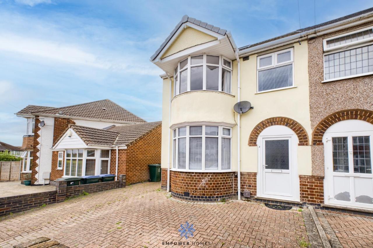 Large Stylish 4 Bedroom House, Sleeps 8, Private Parking, By Empower Homes Holiday home