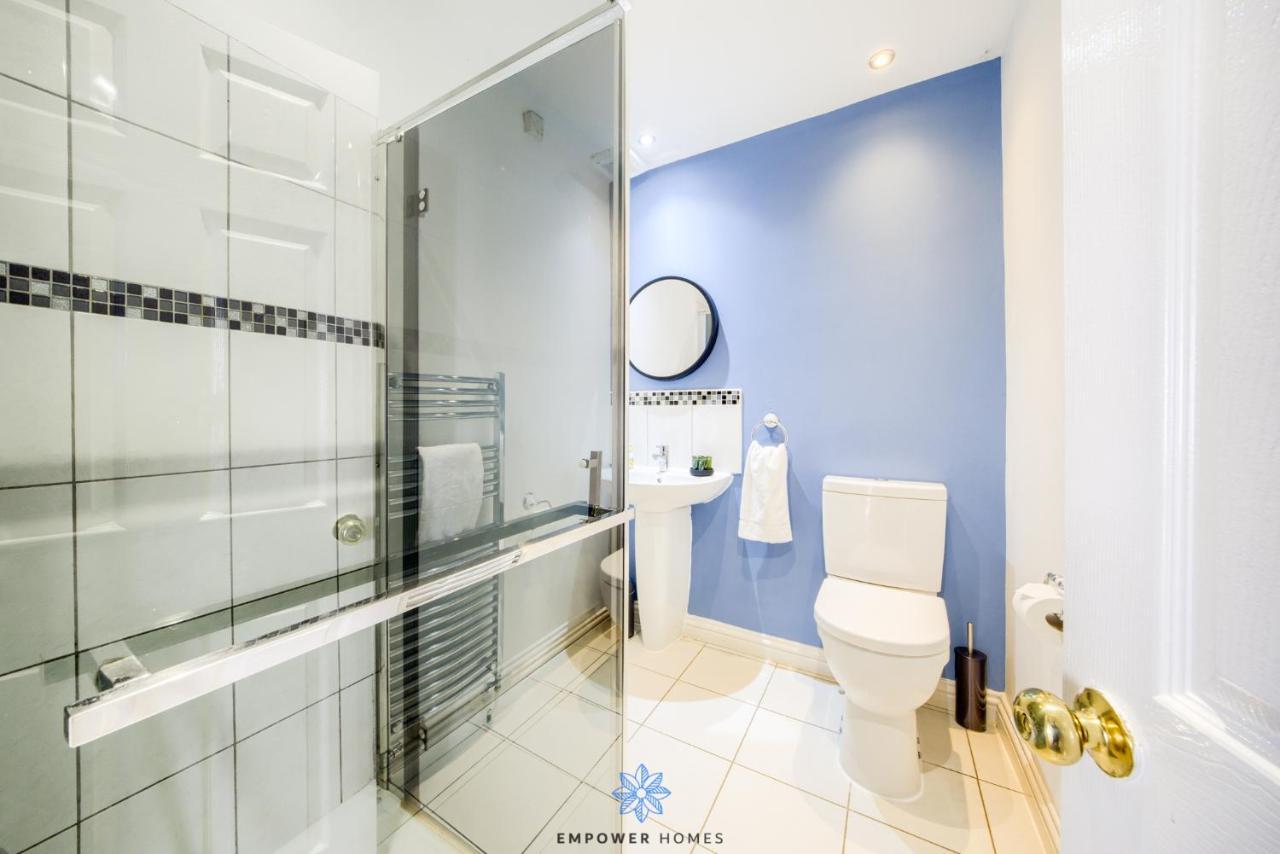 Holiday home Large Stylish 4 Bedroom House, Sleeps 8, Private Parking, By Empower Homes