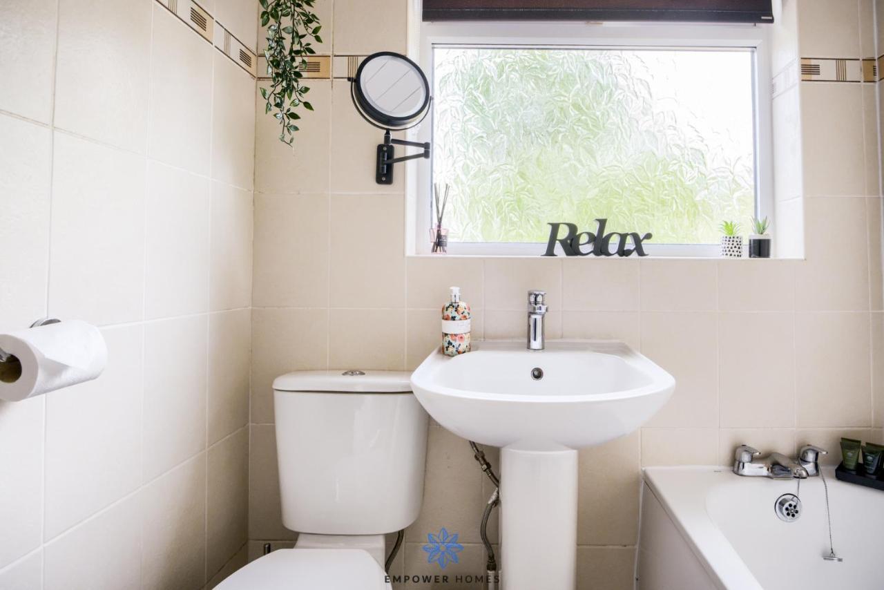 Large Stylish 4 Bedroom House, Sleeps 8, Private Parking, By Empower Homes Holiday home