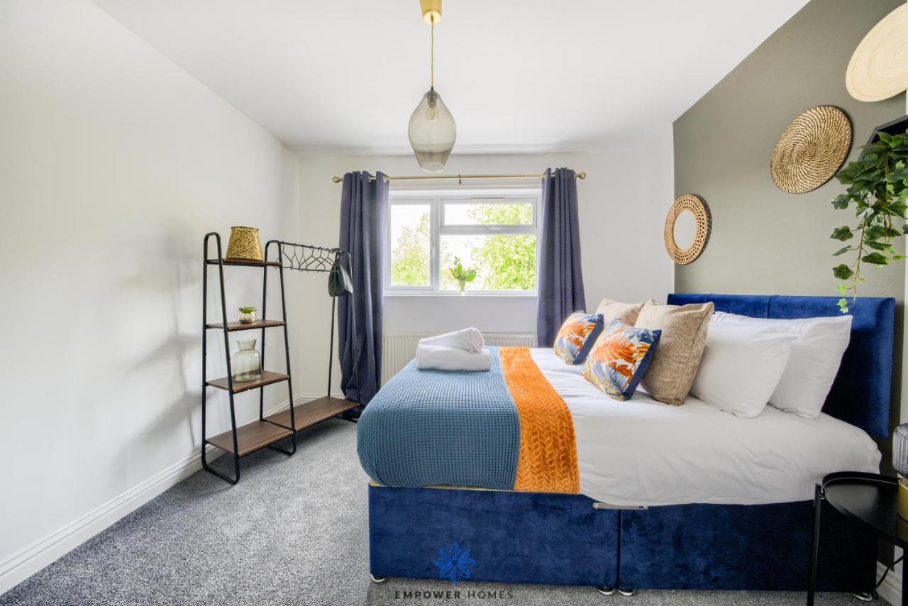 Large Stylish 4 Bedroom House, Sleeps 8, Private Parking, By Empower Homes Holiday home *