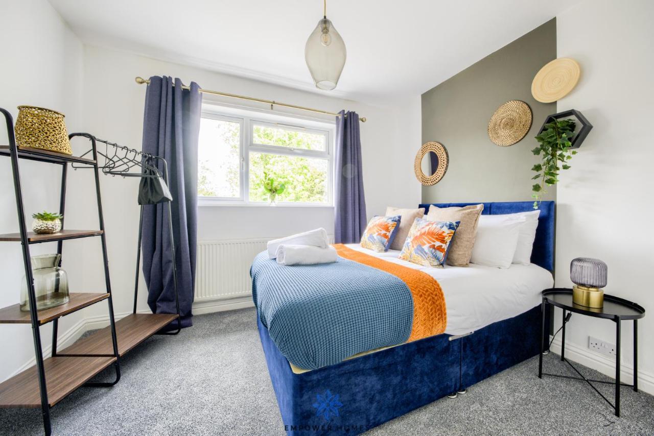 Large Stylish 4 Bedroom House, Sleeps 8, Private Parking, By Empower Homes Holiday home Coventry