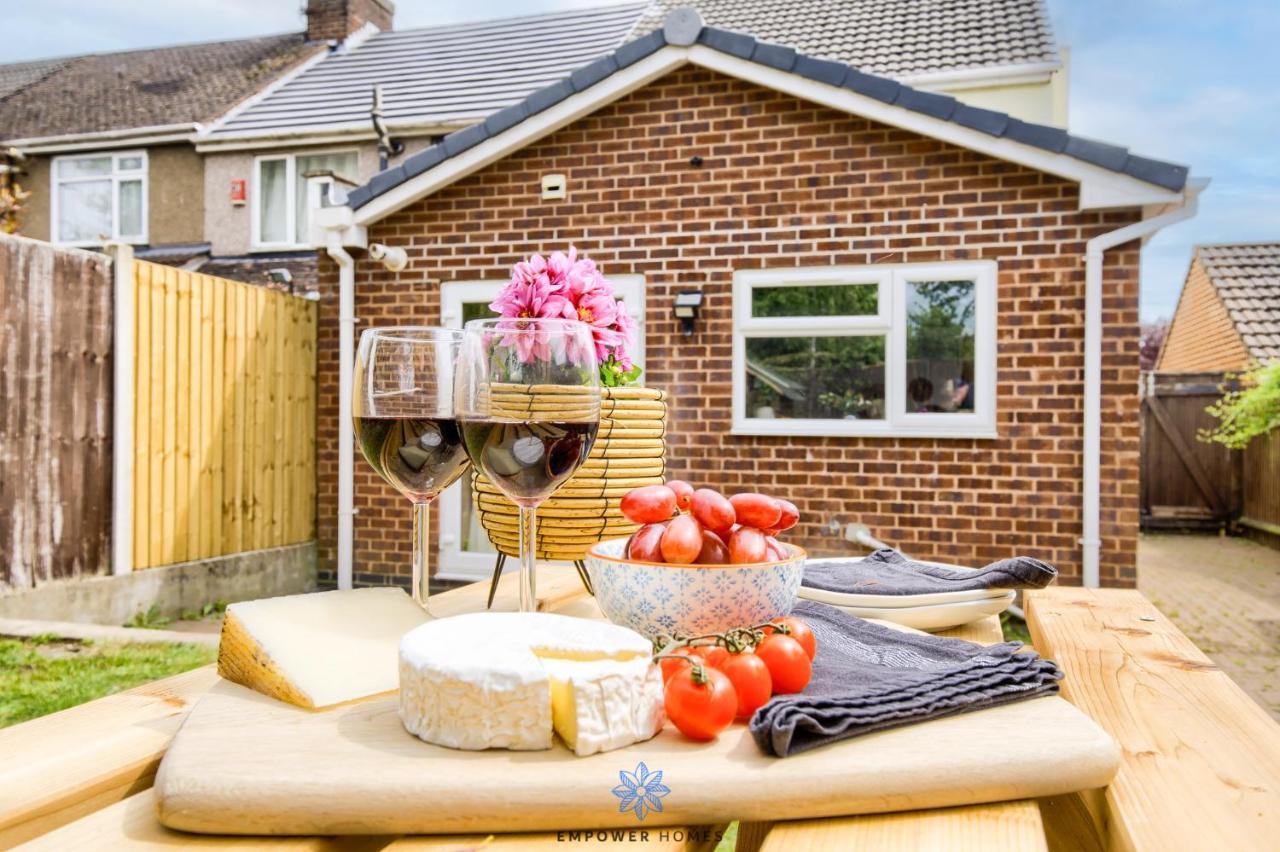 Holiday home Large Stylish 4 Bedroom House, Sleeps 8, Private Parking, By Empower Homes Coventry