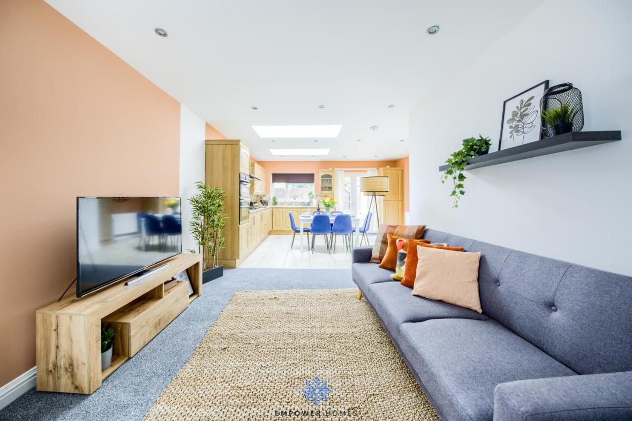 Large Stylish 4 Bedroom House, Sleeps 8, Private Parking, By Empower Homes Holiday home Coventry