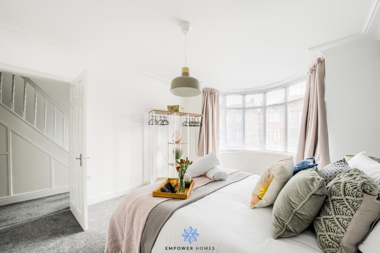 Holiday home Large Stylish 4 Bedroom House, Sleeps 8, Private Parking, By Empower Homes
