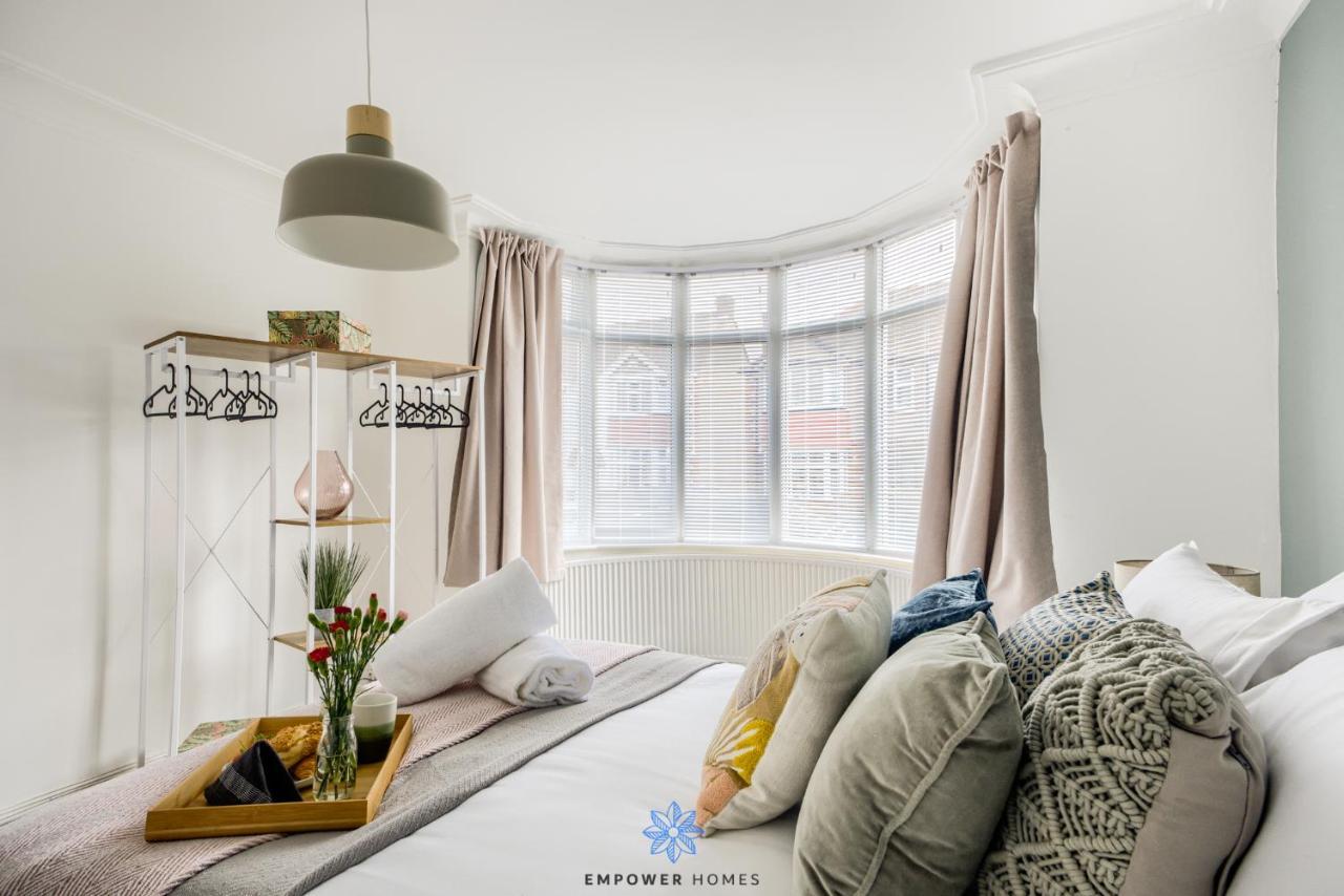 Large Stylish 4 Bedroom House, Sleeps 8, Private Parking, By Empower Homes Holiday home Coventry