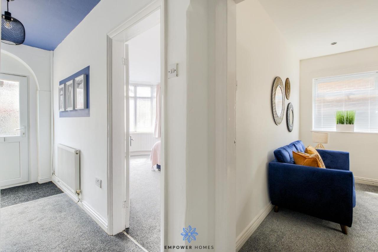 Large Stylish 4 Bedroom House, Sleeps 8, Private Parking, By Empower Homes * Coventry
