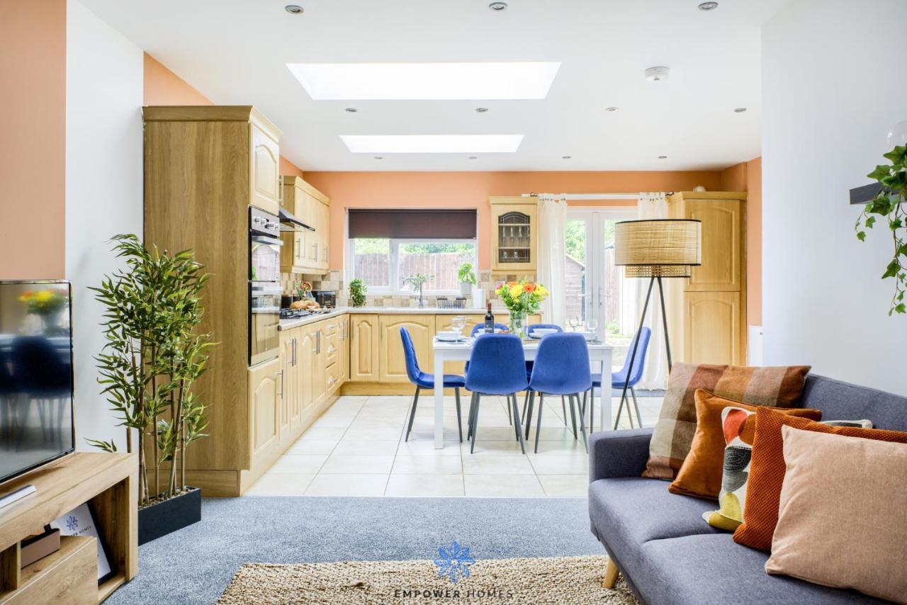 Holiday home Large Stylish 4 Bedroom House, Sleeps 8, Private Parking, By Empower Homes