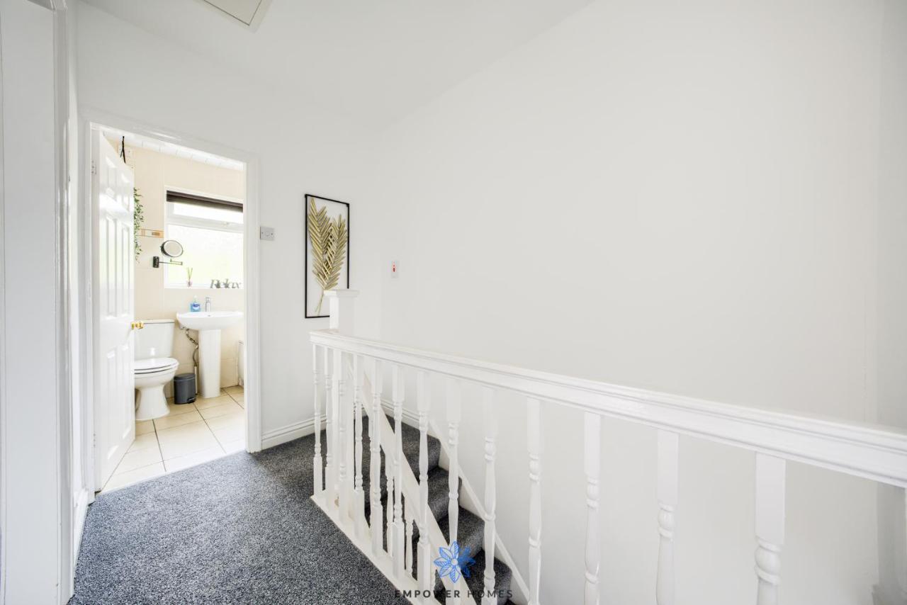 Holiday home Large Stylish 4 Bedroom House, Sleeps 8, Private Parking, By Empower Homes Coventry