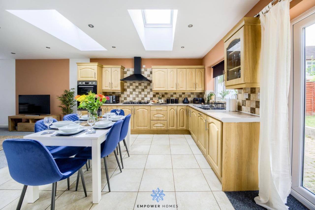 Holiday home Large Stylish 4 Bedroom House, Sleeps 8, Private Parking, By Empower Homes