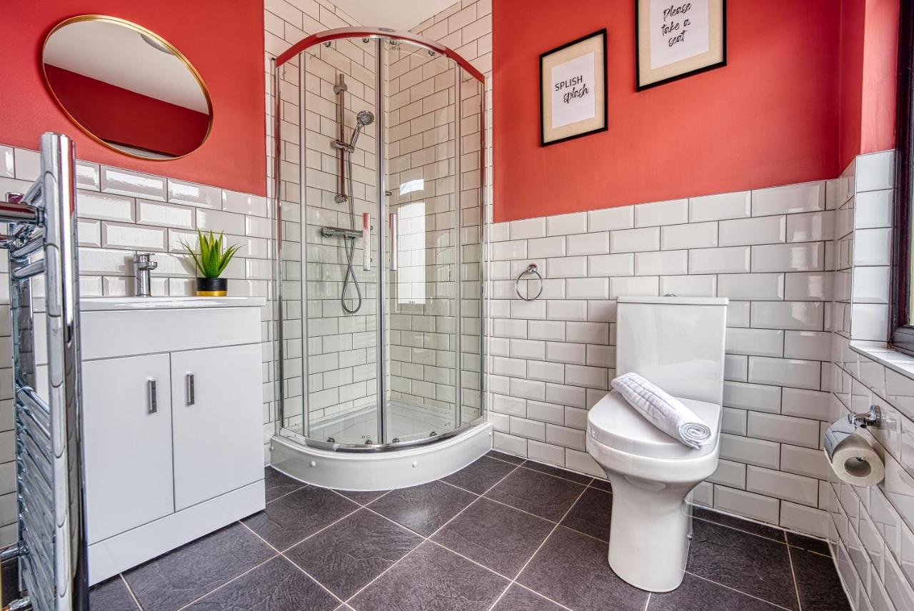 Casa de férias Close To A46 Centre Sleeps 6, 5 Beds Ensuite Free Wi-fi Queens House Inspire Homes