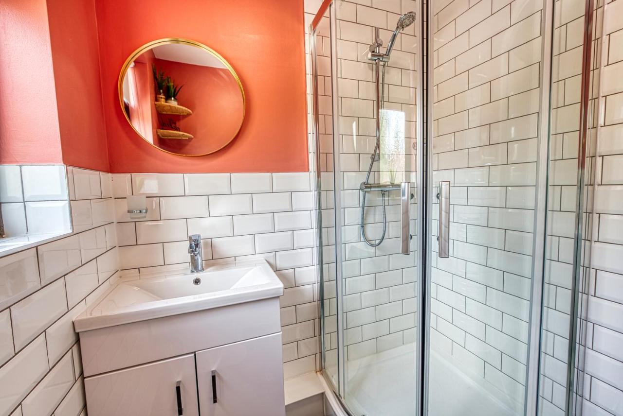 Casa de férias Close To A46 Centre Sleeps 6, 5 Beds Ensuite Free Wi-fi Queens House Inspire Homes