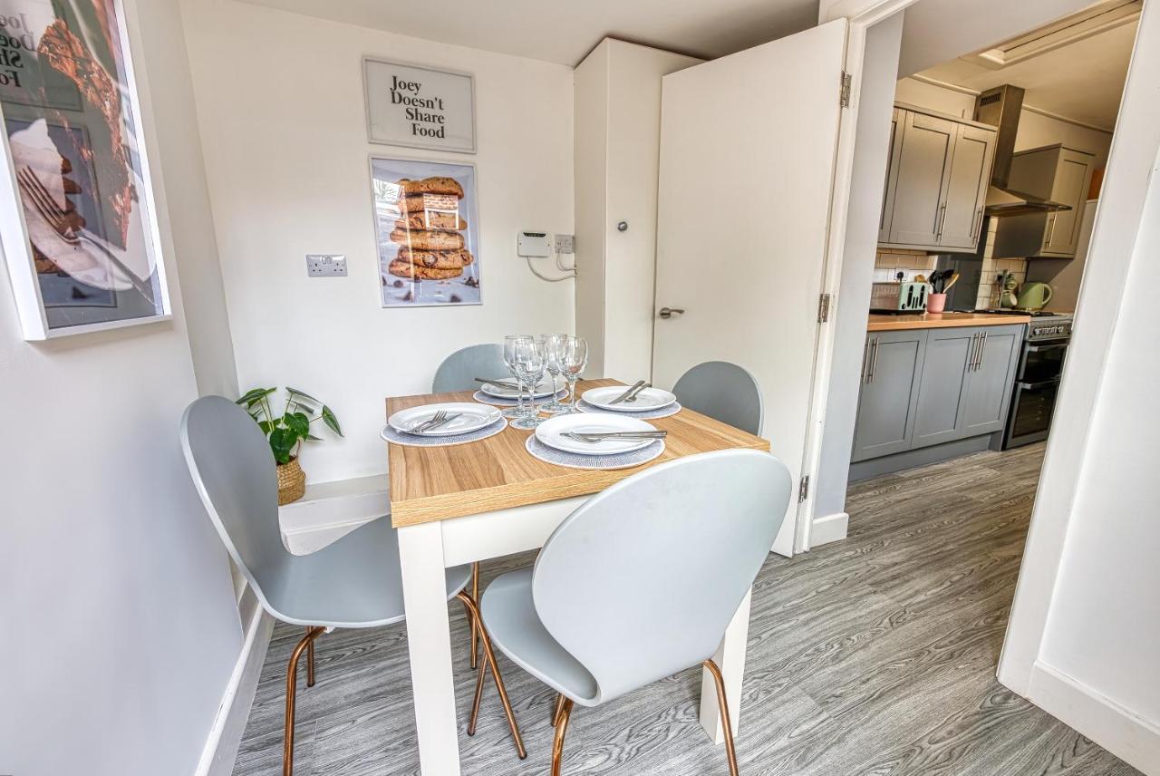 Casa de férias Close To A46 Centre Sleeps 6, 5 Beds Ensuite Free Wi-fi Queens House Inspire Homes