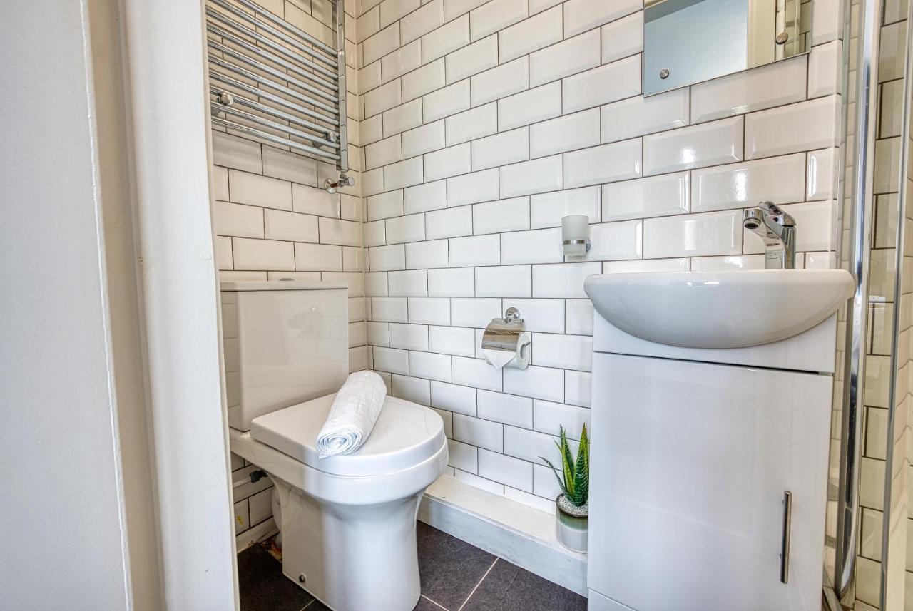 Close To A46 Centre Sleeps 6, 5 Beds Ensuite Free Wi-fi Queens House Inspire Homes *