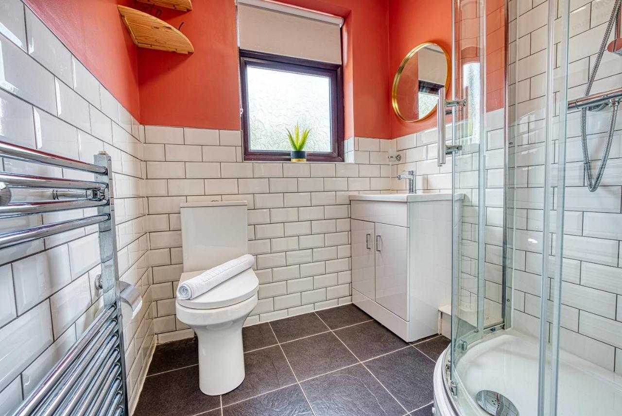 Casa de férias Close To A46 Centre Sleeps 6, 5 Beds Ensuite Free Wi-fi Queens House Inspire Homes *