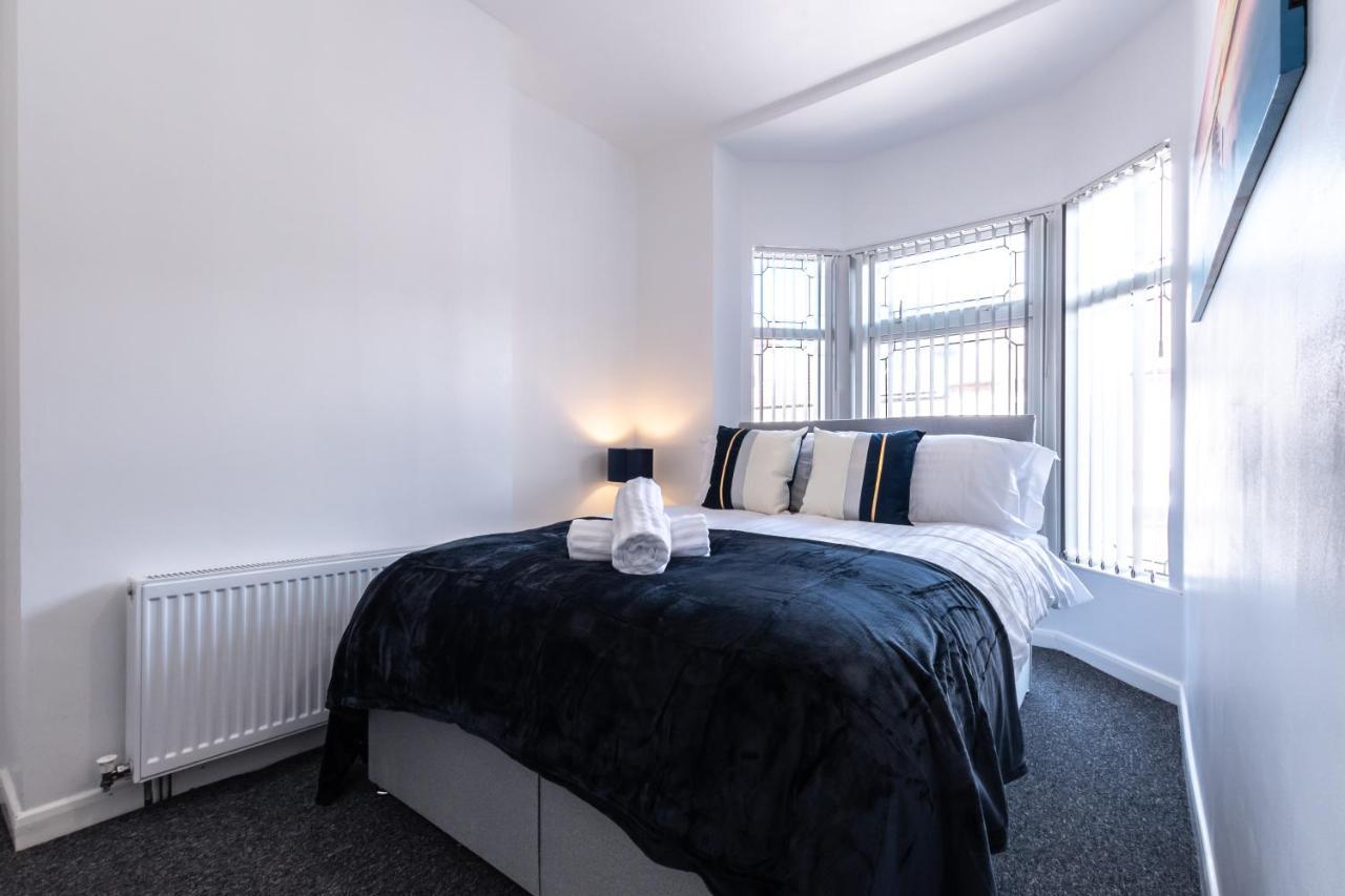 Tanzanite - 5 Bedroom House / Sleeps 10 Coventry