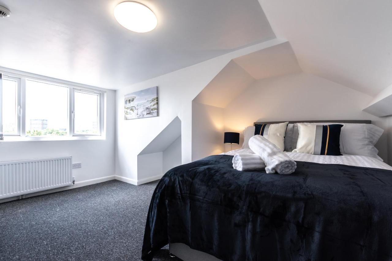 Tanzanite - 5 Bedroom House / Sleeps 10 Holiday home Coventry