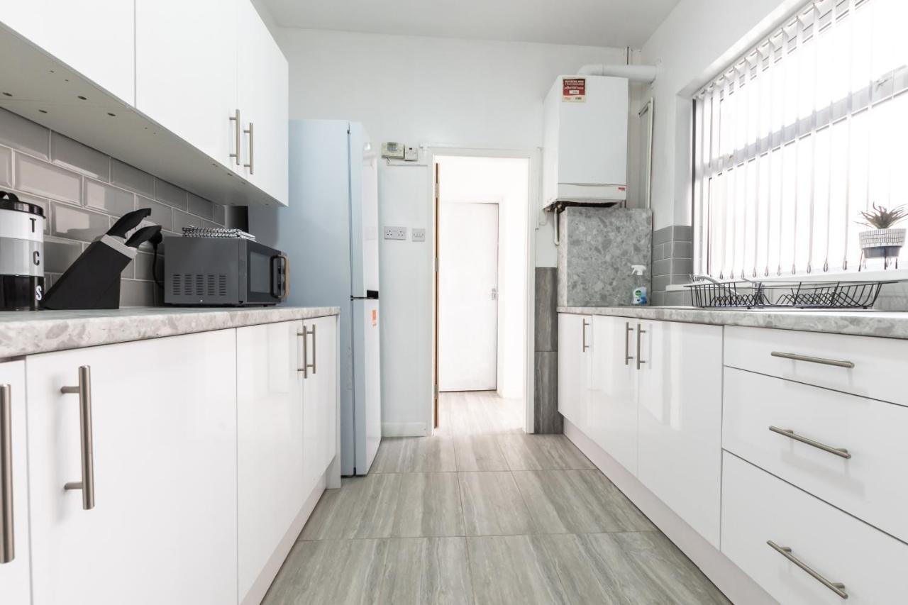 Tanzanite - 5 Bedroom House / Sleeps 10 * Coventry