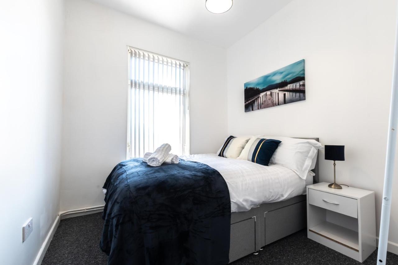 Tanzanite - 5 Bedroom House / Sleeps 10 Holiday home Coventry