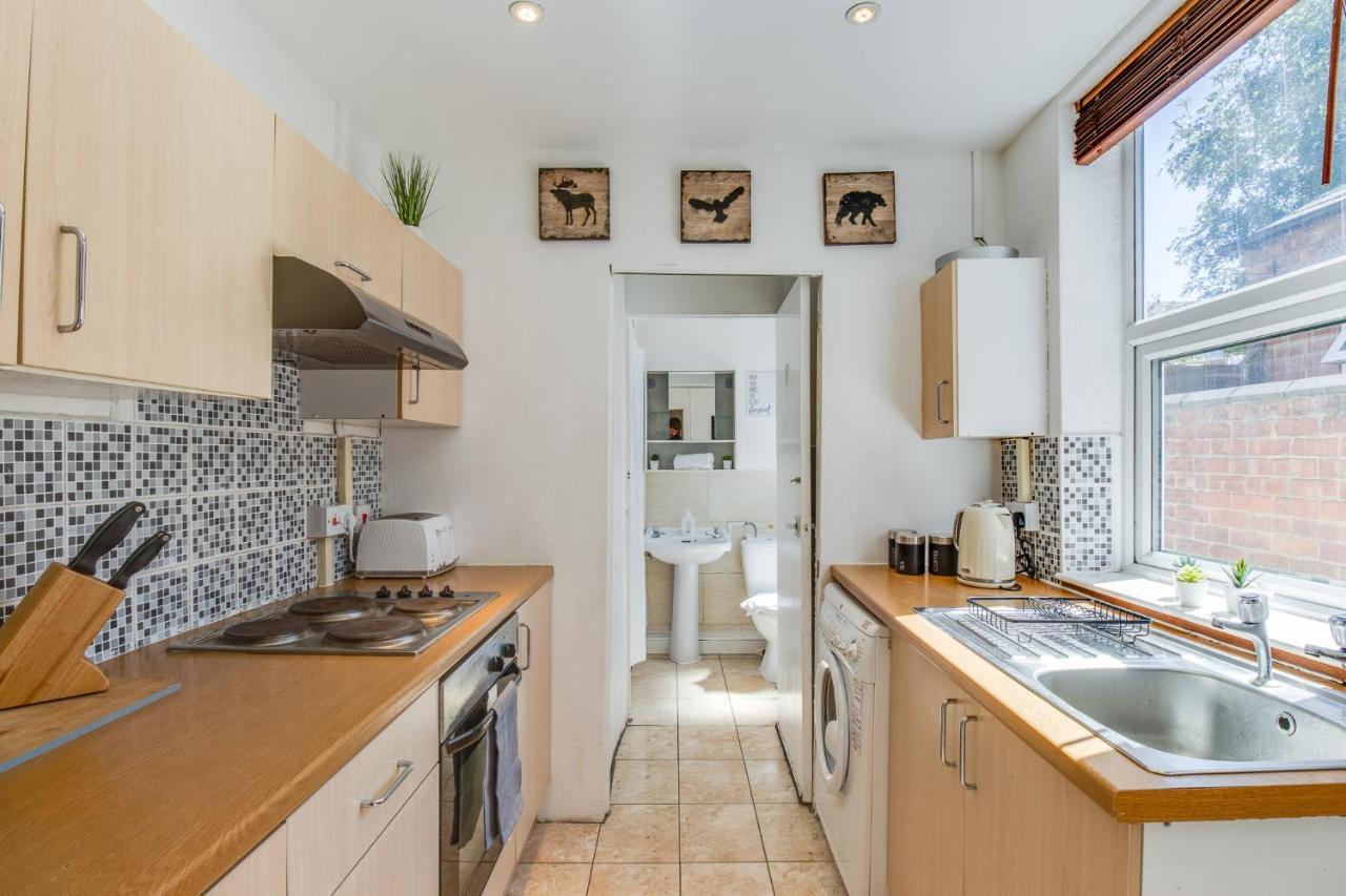 Stayzo House Accommodation- Free Parking Apartamento