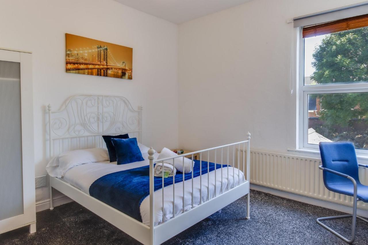 Apartamento Stayzo House Accommodation- Free Parking *
