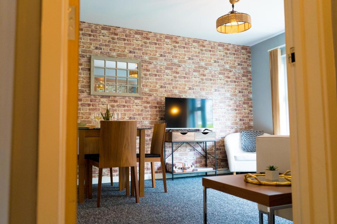 Entire Ground Floor Modern In Centre Apartment