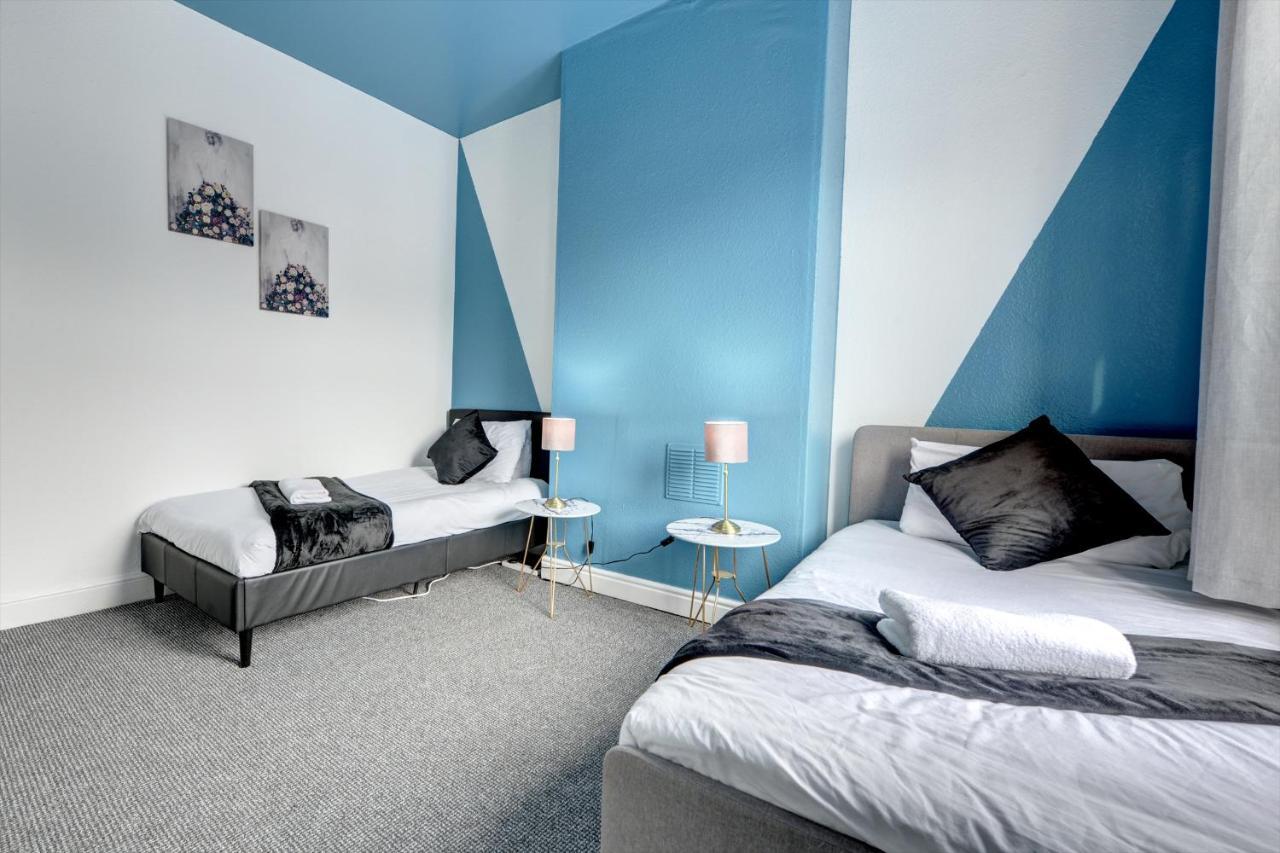 Cheerful Comfort: 2-bedroom With Free Parking & Wi-fi * Coventry