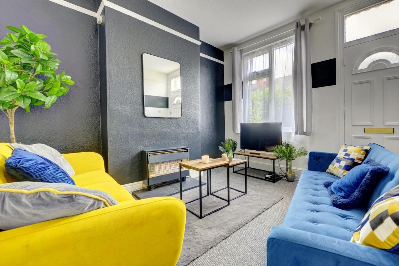 Cheerful Comfort: 2-bedroom With Free Parking & Wi-fi *
