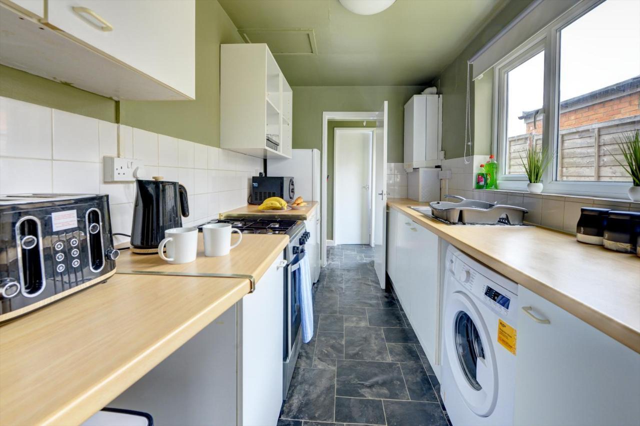 Casa de férias Cheerful Comfort: 2-bedroom With Free Parking & Wi-fi *