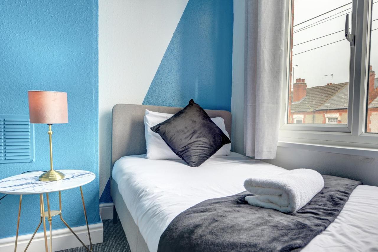 Cheerful Comfort: 2-bedroom With Free Parking & Wi-fi * Coventry