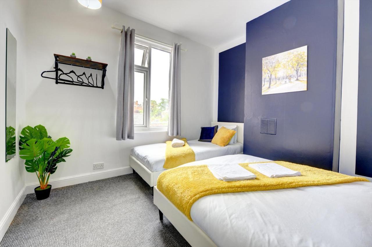 Casa de férias Cheerful Comfort: 2-bedroom With Free Parking & Wi-fi Coventry