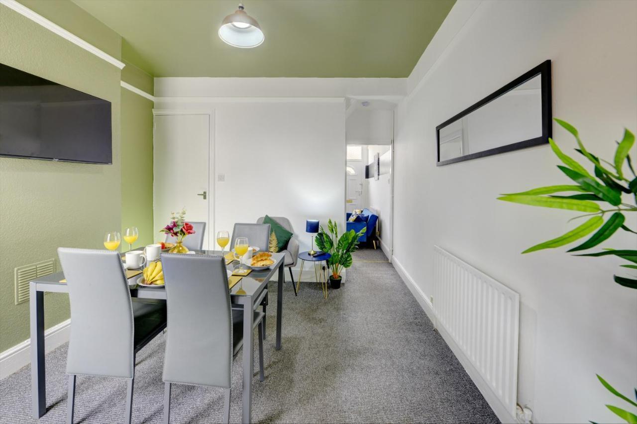 Casa de férias Cheerful Comfort: 2-bedroom With Free Parking & Wi-fi