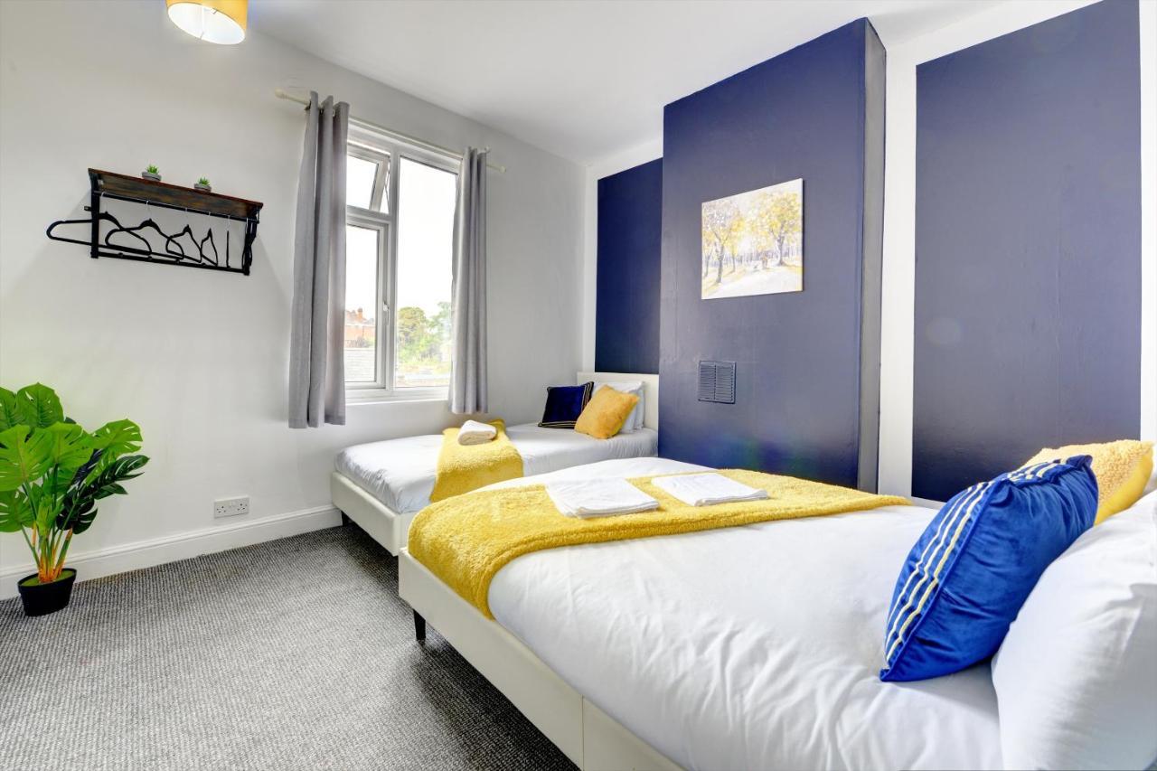 Cheerful Comfort: 2-bedroom With Free Parking & Wi-fi Coventry