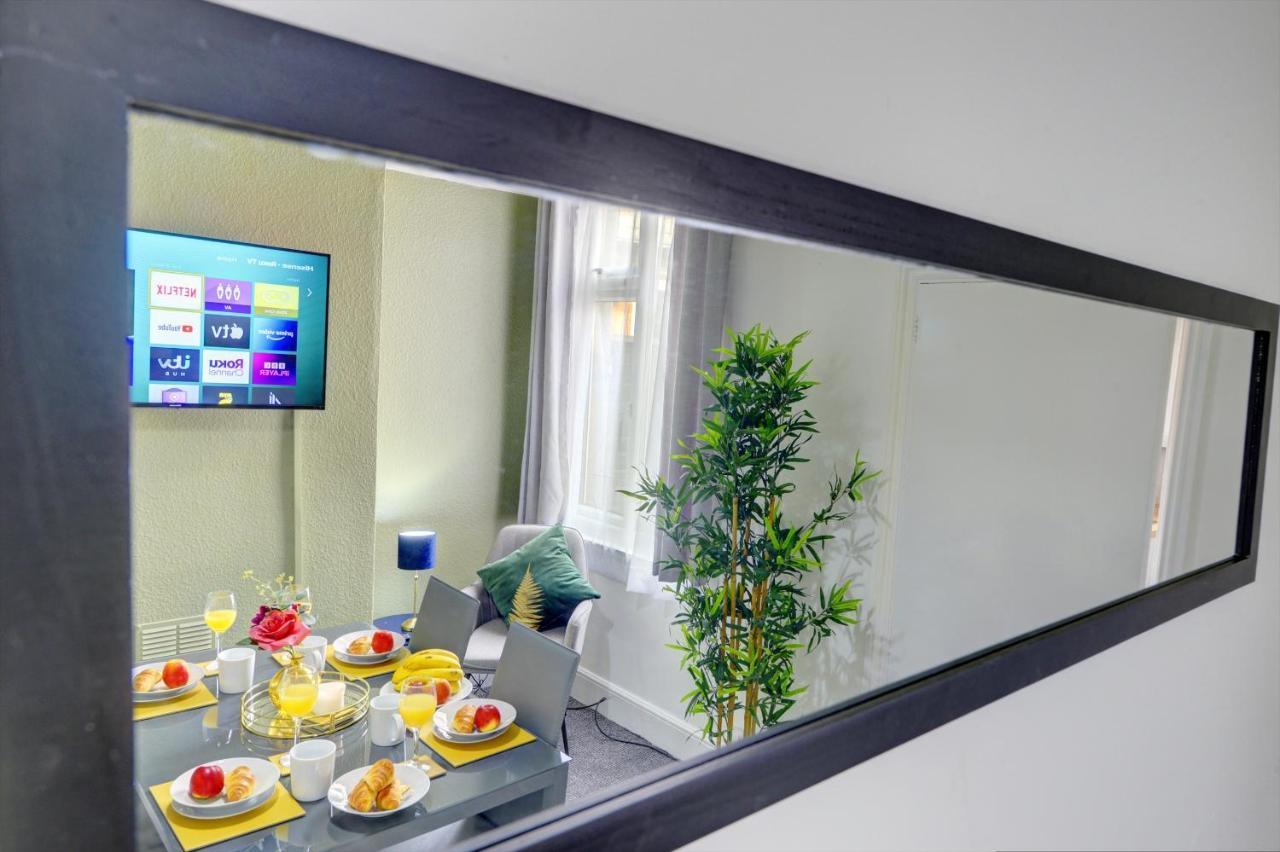 Casa de férias Cheerful Comfort: 2-bedroom With Free Parking & Wi-fi *